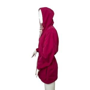 Nördliche Reflexionen Vintage Damenjacke S Hot Pink Kapuze Reißverschluss Druckknöpfe Taschen Kordelzug Logo Regenbekleidung Blumenfutter Baumwolle / Nylon Gebraucht