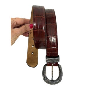 Cinturón vintage Brighton talla S, piel de cocodrilo marrón, hebilla de cuerda trenzada plateada, 1994, ajustable. imagen 5