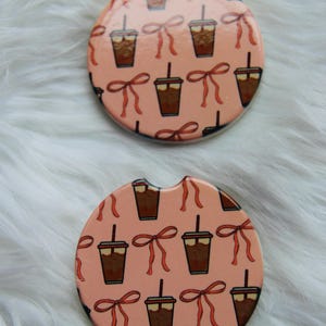 Sottobicchieri per auto Iced Coffee & Bows: decorazioni in ceramica assorbente per auto