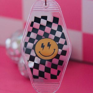 Checkered Smiley Face Keychain-Keychains Motel-Motel keychain-Hotel keychain-Cute motel keychain-Funny Keychain-Trendy Motel Keychain