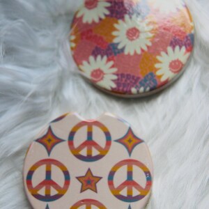 Sottobicchieri per auto con simbolo della pace e della margherita: accessorio in ceramica per auto alla moda