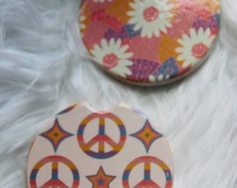 Posavasos para coche con margaritas y símbolo de la paz: un accesorio de cerámica genial para el coche