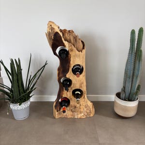 Rustikt vinställ i teak – Fristående vinflaskhållare – Skulptur av naturlig trädstam – 5 flaskor – Handgjord bardekor