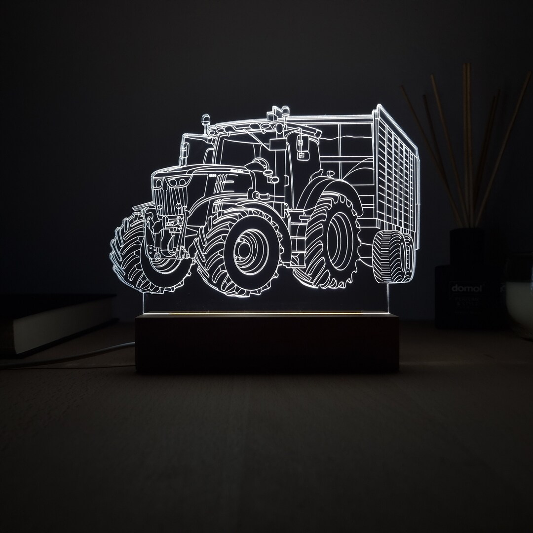 Namofactur Wandlampe „Landwirt“ Personalisiert – Aus Pappelsperrholz, Batteriebetrieben (55x33 Cm)