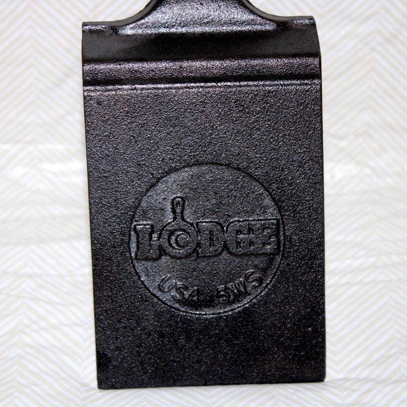 Lodge Cast Iron Serving Spatula - Thumbnail 2