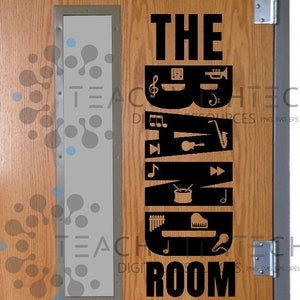 Op de afbeelding: Zwart-witte vinyl sticker met de woorden "The Band Room" en muziekinstrumenten. De sticker zit op een houten deur.