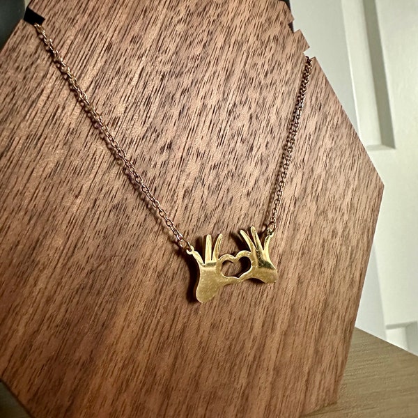 Heart hands 18k gold plated necklace!  Taylor swift vibes!