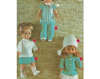 Op de afbeelding: Drie gebreide poppenoutfits in turquoise en wit. De outfits omvatten een jurk en broek, een trui en rok, en een jas en rok. De poppen zijn niet inbegrepen.
