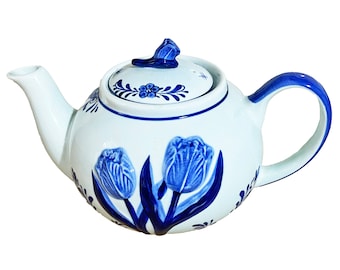 Teiera Blauw dipinta a mano con tulipano in rilievo di Bosman Delft della serie blu e bianco - 988. In perfette condizioni degli anni '80