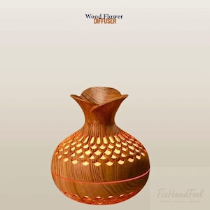 Könnte beinhalten: Ein holzfarbener Diffusor in Blumenform mit natürlicher Holzmaserung. Der Diffusor hat ein dekoratives, ausgeschnittenes Muster auf der unteren Hälfte, und der Text "Wood Flower Diffuser" befindet sich oben. Die Basis hat eine rote Akzentlinie.