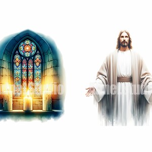 Może przedstawiać: Witraż z kolorowymi geometrycznymi wzorami, oświetlony przez trzy zapalone świece przed nim. Okno jest osadzone w kamiennym łuku. Mężczyzna w białej szacie z brązowym wierzchnim okryciem stoi z wyciągniętymi ramionami.