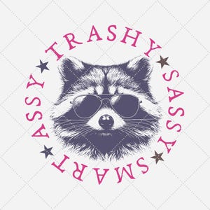 Puede incluir: Una ilustraci&oacute;n en blanco y negro de un mapache con gafas de sol. El mapache est&aacute; rodeado de un c&iacute;rculo con las palabras "SMART", "TRASHY", "SASSY" escritas a su alrededor.