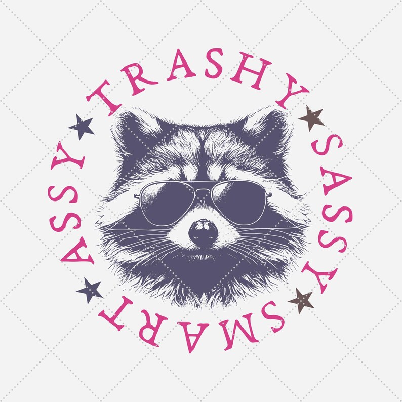 Puede incluir: Una ilustraci&oacute;n en blanco y negro de un mapache con gafas de sol. El mapache est&aacute; rodeado de un c&iacute;rculo con las palabras "SMART", "TRASHY", "SASSY" escritas a su alrededor.