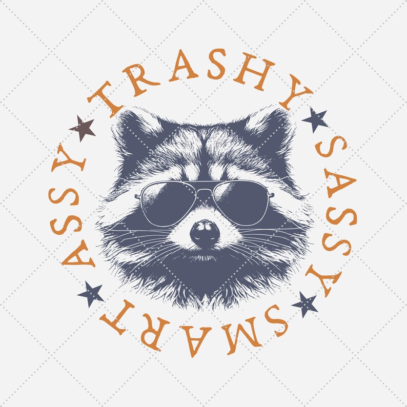 Puede incluir: Una ilustraci&oacute;n en blanco y negro de un mapache con gafas de sol con el texto "SMART SASSY TRASHY" en un c&iacute;rculo a su alrededor.