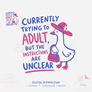 以下が含まれることがあります： 白いガチョウのグラフィックイラスト。ピンクの帽子に白い花を飾り、ピンクのハンドバッグを持っています。テキストは「CURRENTLY TRYING TO ADULT, BUT THE INSTRUCTIONS ARE UNCLEAR」と書かれています。デザインは青とピンクの色使いで、質感のある仕上がりになっています。