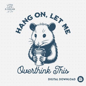 Puede incluir: Una descarga digital azul marino con una ilustración detallada de una zarigüeya bebiendo de una taza de café. El texto dice "Hang On, Let Me Overthink This" en una fuente estilizada. La imagen incluye el texto "Love Life & Dream Art Shop".