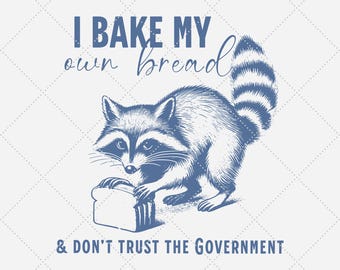 Immagine PNG di un procione divertente che cuoce il pane, design animale sarcastico e di tendenza (download digitale)