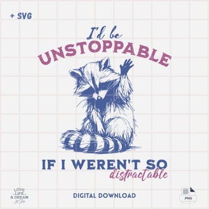 Może przedstawiać: Grafika do pobrania cyfrowego z ilustracją niebiesko-białego szopa pracza. Szop macha z tekstem "I'd be UNSTOPPABLE IF I WEREN'T SO distractable". Projekt zawiera tekst "+ SVG" i "DIGITAL DOWNLOAD".