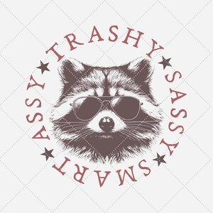 Puede incluir: Una ilustraci&oacute;n en blanco y negro de un mapache con gafas de sol. El mapache est&aacute; rodeado de un c&iacute;rculo con las palabras "SMART", "SASSY", "TRASHY" y "ASSY" escritas alrededor.
