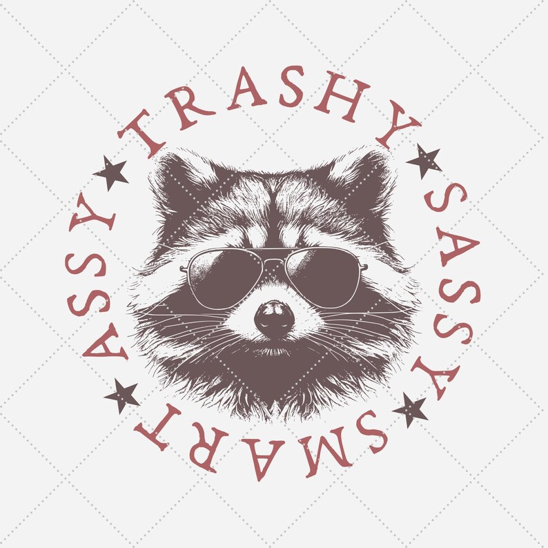 Puede incluir: Una ilustraci&oacute;n en blanco y negro de un mapache con gafas de sol. El mapache est&aacute; rodeado de un c&iacute;rculo con las palabras "SMART", "SASSY", "TRASHY" y "ASSY" escritas alrededor.