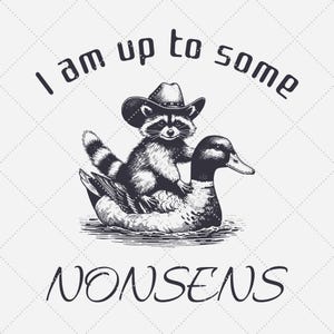 Könnte beinhalten: Schwarz-weiß-Illustration eines Waschbären mit Cowboyhut, der auf einem Enten reitet. Der Text "I am up to some nonsens" ist um das Bild herum geschrieben.