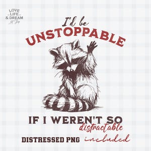 Może przedstawiać: Grafika PNG w stylu distressed przedstawiająca szopa pracza z podniesioną łapą. Tekst powyżej brzmi "I'd be UNSTOPPABLE" na czerwono, a poniżej "IF I WEREN'T SO distractable". Słowa "DISTRESSED PNG included" znajdują się na dole.