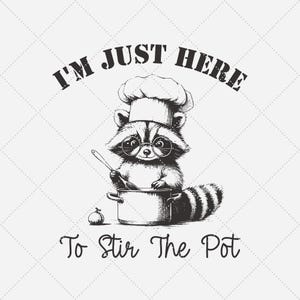 Jestem tu tylko po to, żeby zamieszać w garnku. Szop pracz PNG, zabawny sarkastyczny cytat (pobieranie cyfrowe)