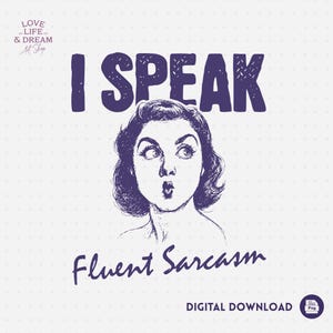 Pode incluir: Impressão de arte digital com o texto "I Speak Fluent Sarcasm" em roxo escuro. A imagem apresenta uma ilustração vintage de uma mulher com uma expressão de surpresa. O logotipo da loja de arte está no canto superior esquerdo.