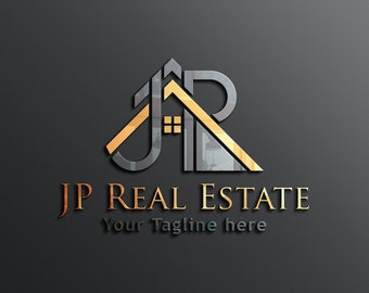 Könnte beinhalten: Ein silbernes und goldenes Logo für ein Immobilienunternehmen namens "JP Real Estate". Das Logo zeigt eine stilisierte Hausform, die aus den Buchstaben "J" und "P" gebildet wird. Der Text "Your Tagline here" befindet sich unterhalb des Logos.
