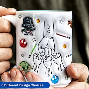 Peut inclure: Mug en céramique blanche avec des motifs Star Wars et le mot "Dad", ainsi que les noms "Mike", "Allison" et "Heidi". Le mug présente Dark Vador, Baby Yoda et d'autres symboles. Le texte "6 Different Design Choices" est également visible.