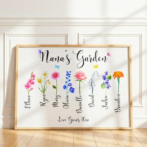 Puede incluir: Una impresión horizontal enmarcada titulada Nana's Garden que presenta ocho flores de estilo acuarela en varios colores, cada una etiquetada con un nombre: Ethan, Ryan, Mary, Olivia, Danielle, David, Jackie y Brandon, con el texto Love Grows Here debajo.
