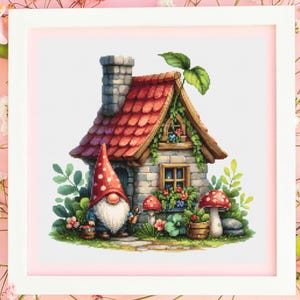 以下が含まれることがあります： 赤い屋根の小さな石造りの家の前に立っているノームを描いた、風変わりなクロスステッチパターン。家は花のある窓があり、近くにキノコが生えています。ノームは白のドット模様の赤い帽子をかぶり、絵筆を持っています。
