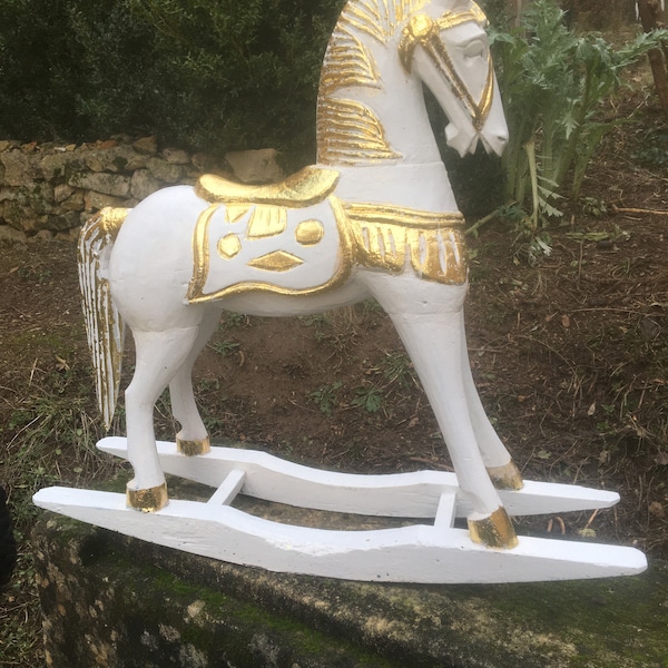 Cheval à bascule décoratif majestueux  Cheval blanc et or d'ornement. Cheval  en bois sculpté. Objet d'ornement décoré à la feuille d'or.