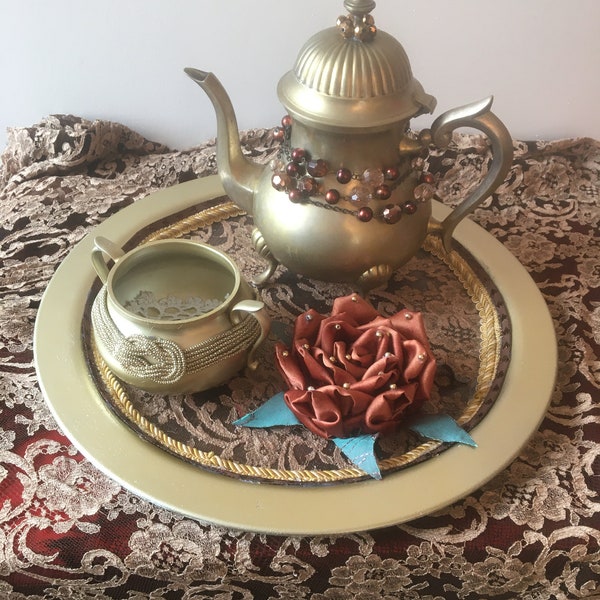 Set de thé ancien fantaisie décoratif en laiton doré, avec son plateau. Un petit air oriental Aladin. Centre de table. Théière de collection