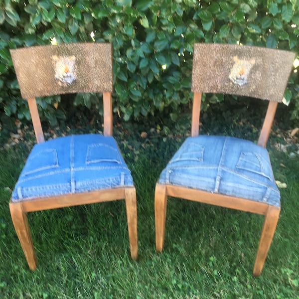 Chaises vintage relookées avec jean denim, dossier léopard. Duo de chaises style "aventurier"