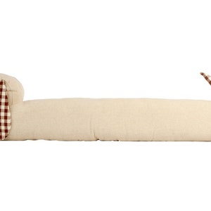 Op de afbeelding: Een beige en bruine dackelvormige deurstopper met een bruin en wit geruit patroon op de oren en staart.