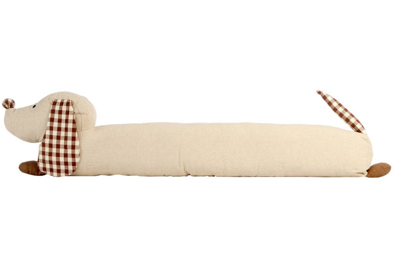 Op de afbeelding: Een beige en bruine dackelvormige deurstopper met een bruin en wit geruit patroon op de oren en staart.