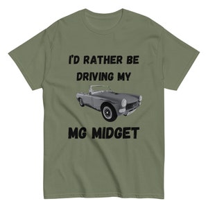 Może przedstawiać: Zielony T-shirt z tekstem "I'd rather be driving my MG Midget" i czarno-białym obrazkiem klasycznego MG Midget.
