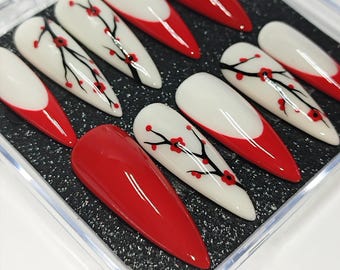 Rode Franse bloesempers op de nagels