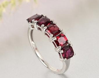 Anillo de plata de ley con granate de talla princesa, piedra natal de enero