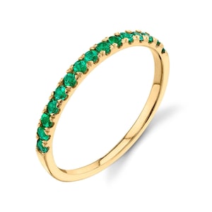 Anillo de media eternidad con esmeralda, alianza fina, delicado anillo de eternidad, banda de esmeralda natural, anillo apilable hecho a mano, delicado anillo apilable