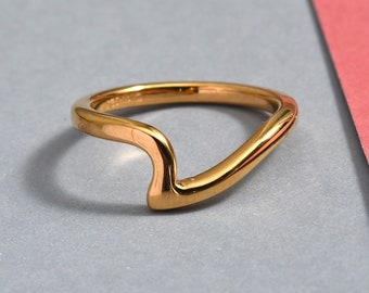 14 kt gouden v-vorm band, moissaniet trouwring met chevronmotief