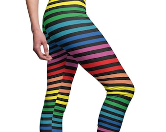 Puede incluir: Leggings de rayas arcoíris con fondo negro. Las leggings son ajustadas y de cintura alta.