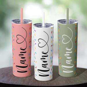 Streusel personalisierte Party Becher | Kundenspezifische Geburtstagsfeier Skinny Tumbler mit Strohhalm | Kinder-Gastgeschenk | Heiß oder Kalt Becher