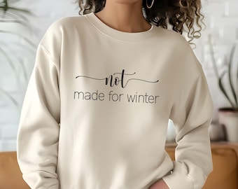 Puede incluir: Una sudadera beige con el texto "not made for winter" impreso en la parte delantera.
