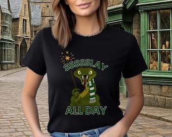 Camiseta "Sssslay All Day": Camiseta Orgullo de Snake House - Escuela de Magos