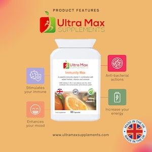 Puede incluir: Una botella de cápsulas de suplemento dietético Ultra Max Immunity Max. La botella es blanca con un diseño verde y naranja. La etiqueta de la botella dice "500 mg de vitamina C" y "60 cápsulas". La botella está sobre un fondo melocotón con un gráfico de una cara sonriente, un engranaje con un signo más, una batería y un círculo con una barra oblicua. El texto "Mejora tu estado de ánimo", "Estimula tu sistema inmunológico", "Aumenta tu energía" y "Acciones antibacterianas" está escrito en el fondo. El texto "www.ultramaxsupplements.com" está escrito debajo de la botella. El texto "MADE IN THE UK" está escrito en un círculo con una bandera de la Union Jack.