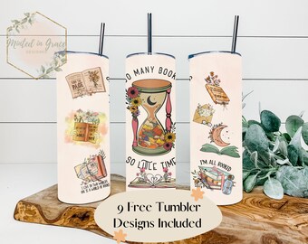 Peut inclure: Trois gobelets en acier inoxydable avec des motifs différents sur le thème du livre. Les motifs présentent des illustrations de livres, de fleurs, d'un sablier et de la lune. Le texte sur les gobelets est "So Many Books So Little Time", "Turn the Page" et "I'm All Booked".