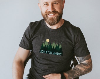 Camiseta "A Aventura Aguarda" – Unissex Bella Canvas, Roupa para Caminhadas