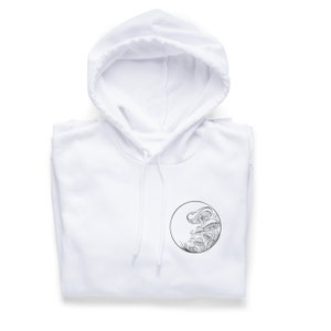 Op de afbeelding: Witte hoodie met een zwart-witte lijntekening van paddenstoelen in een cirkel op de voorkant.